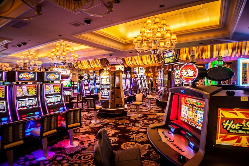 Comment les fonctionnalités sociales transforment les casinos en ligne en communautés de jeu